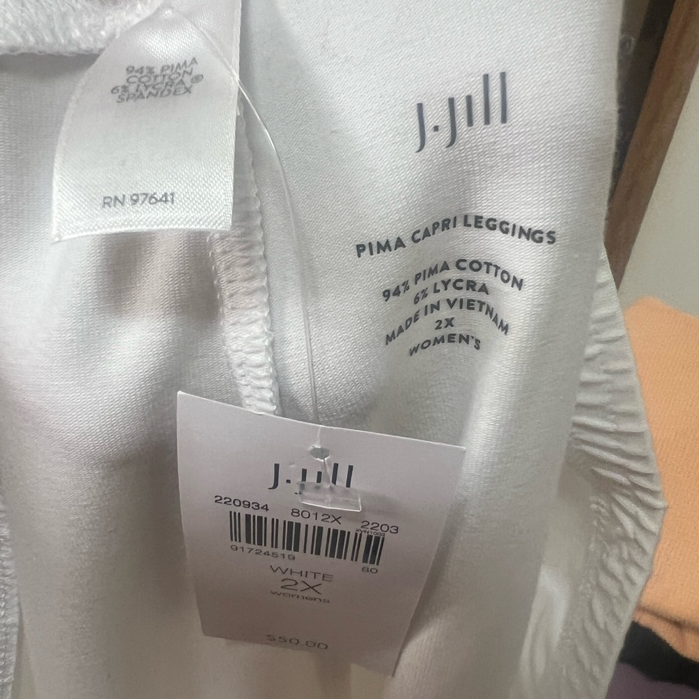 Chicos White Pima Capri Leggings NWT - Picture 5 of 8